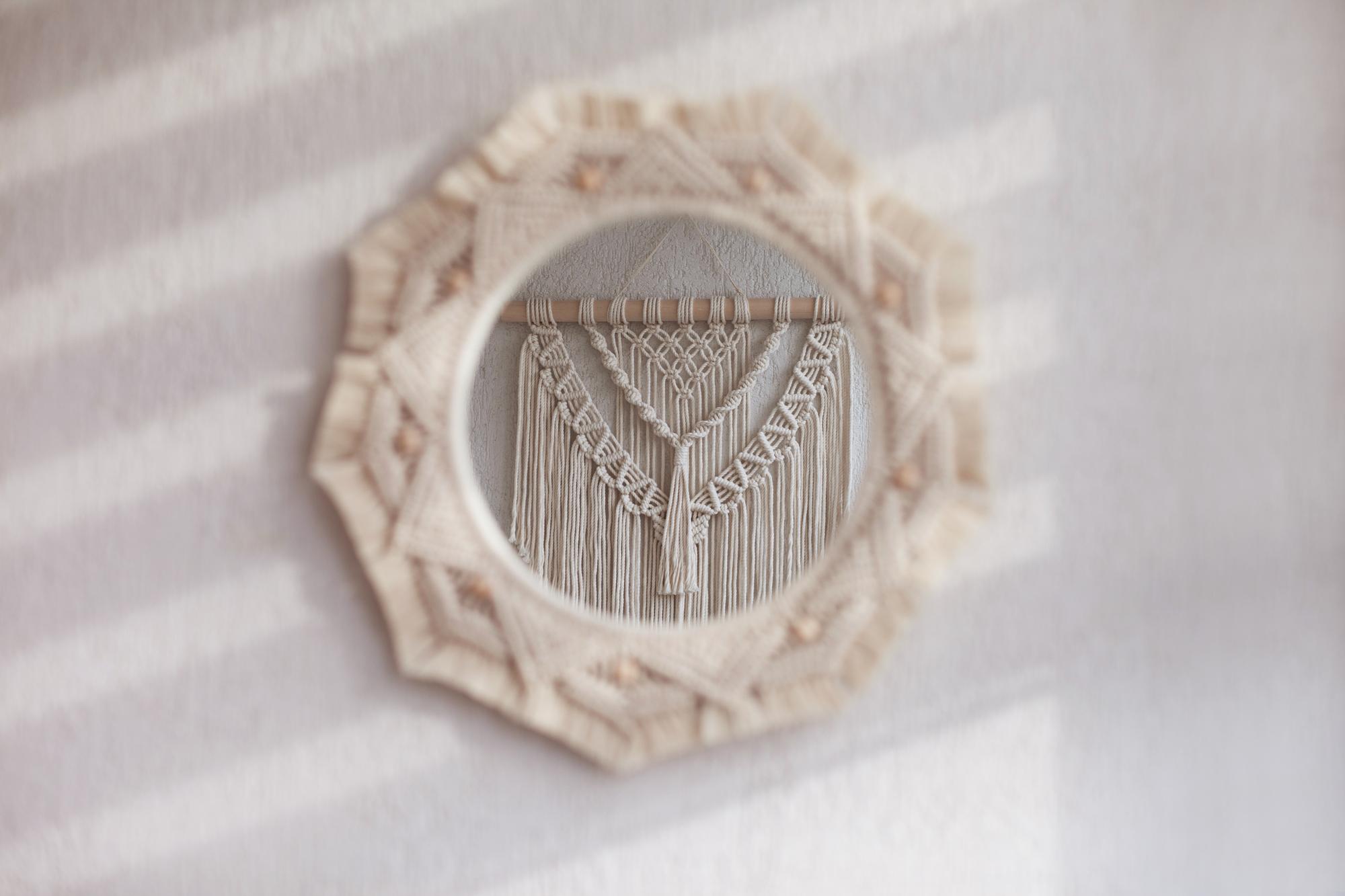 Mały haftowany monogram na poszewce